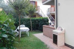 Proponiamo in vendita Appartamento con giardino a Pinarella di Cervia (RA) al piano terra di palazzina condominiale ubicata a poca distanza dalla pineta e dalla spiaggia.